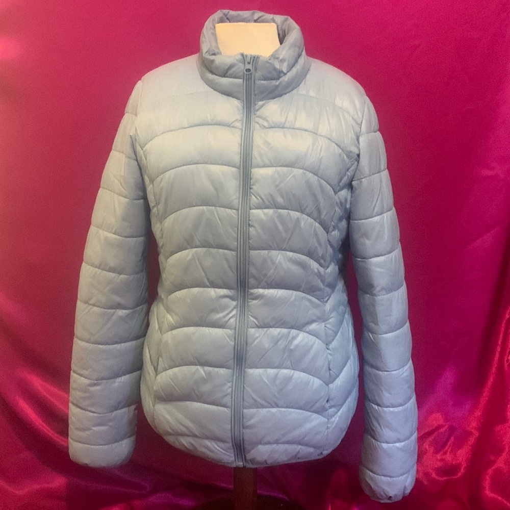 Baby blue zip up puffy jacket. Size M. Great condition. Warm but light